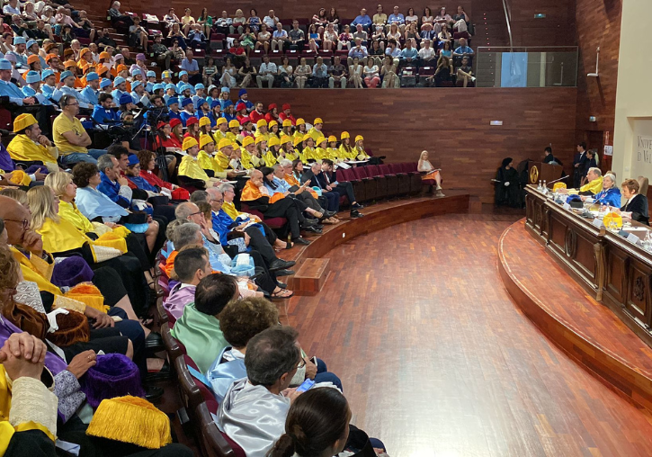 La Universitat investeix els nous doctors i doctores dels cursos 2020-2021 i 2021-2022